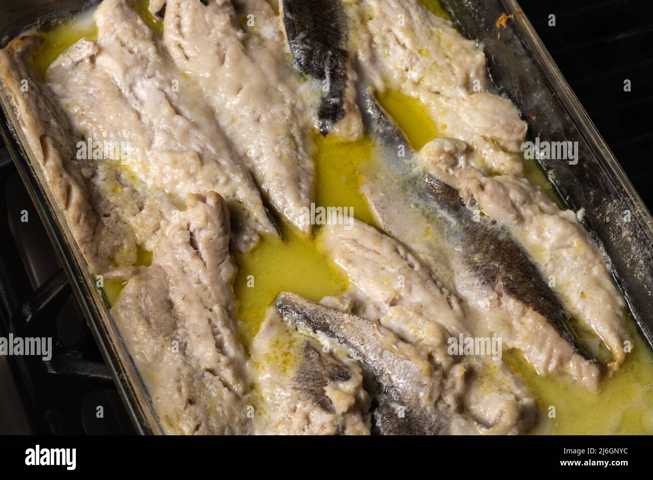 Filets de poisson blanc rôtis au four avec épices dans un plateau en verre concept de cuisine maison. Banque D'Images