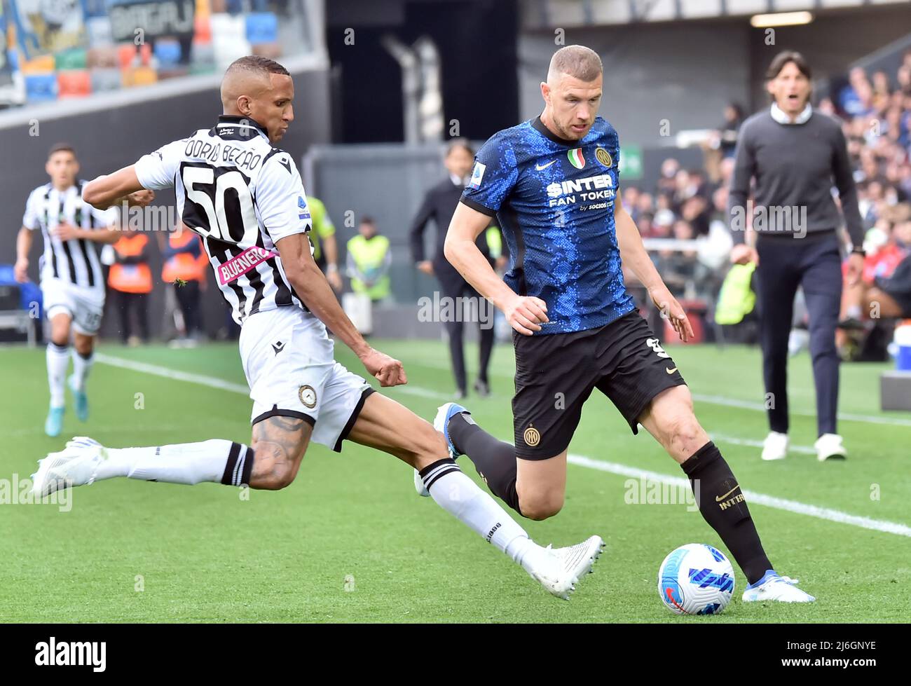 (220502) -- UDINE, 2 mai 2022 (Xinhua) -- Eden Dzeko (R) de l'Inter Milan vie avec Rodrigo Becao d'Udinese lors de leur série Un match de football à Udine, en Italie, le 1 mai 2022. (STR/Xinhua) Banque D'Images