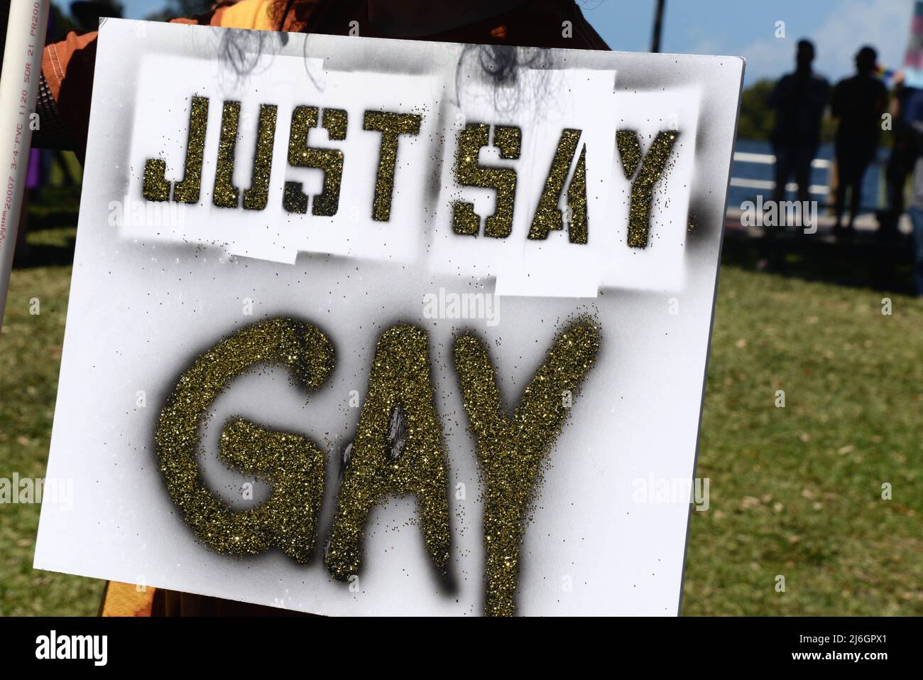 Melbourne, Comté de Brevard, Floride, États-Unis. 1 mai 2022. Trois grands noms américains Drag Queens ont assisté au “Brevard Say gay Rally” à Front Street Park. Shangela, Bob The Drag Queen et Eureka O’Hara ont divertis la foule de plus de 300 000 personnes avant qu'elles ne marchent sur la chaussée de Melbourne avec des panneaux de protestation en faveur des droits des homosexuels. Credit Julian Leek / Alamy Live News Banque D'Images