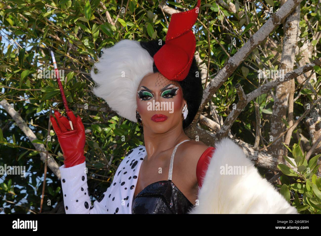 Melbourne, Comté de Brevard, Floride, États-Unis. 1 mai 2022. Trois grands noms américains Drag Queens ont assisté au “Brevard Say gay Rally” à Front Street Park. Shangela, Bob The Drag Queen et Eureka O’Hara ont divertis la foule de plus de 300 000 personnes avant qu'elles ne marchent sur la chaussée de Melbourne avec des panneaux de protestation en faveur des droits des homosexuels. Credit Julian Leek / Alamy Live News Banque D'Images