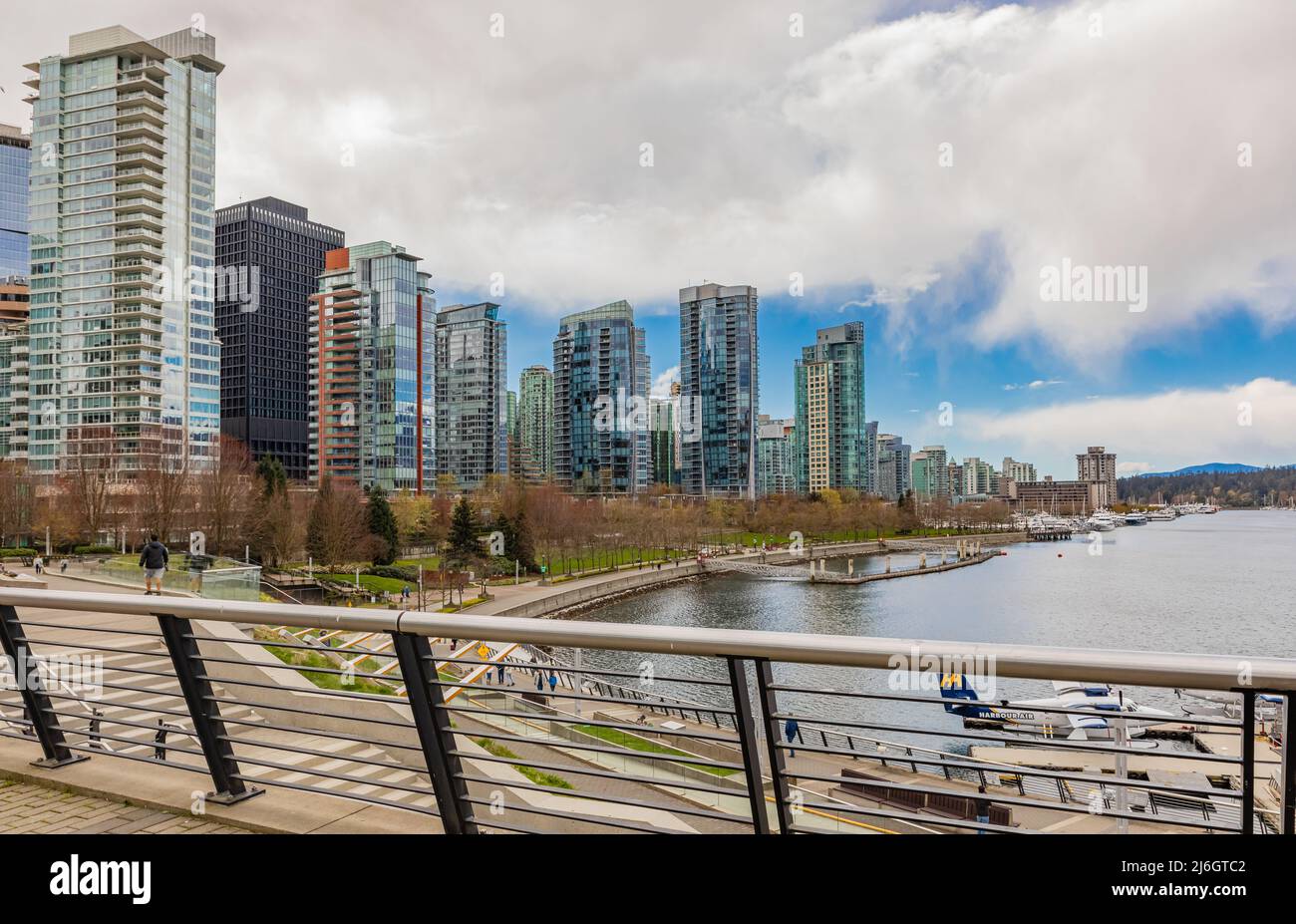 Vue imprenable sur le port de Vancouver avec de beaux bâtiments du centre-ville, des bateaux. Port de Vancouver C.-B., Canada le jour d'été, touristes en voyage Banque D'Images