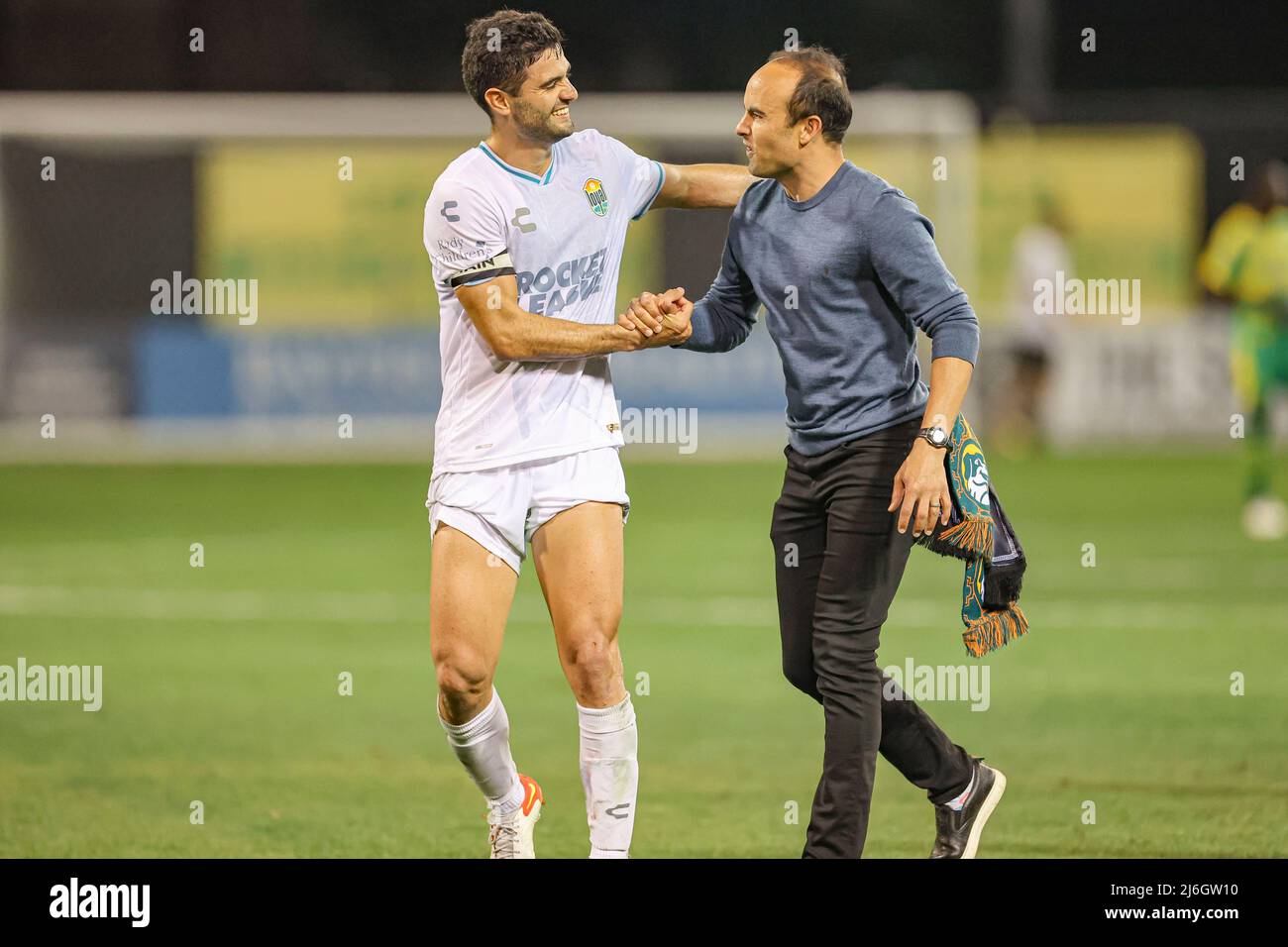 Saint-Pétersbourg, FL : Evan Conway (14), le fidèle milieu de terrain du FC de San Diego, serre la main avec l'entraîneur-chef et la légende du football et l'ambassadeur Landon Donovan pendant Banque D'Images