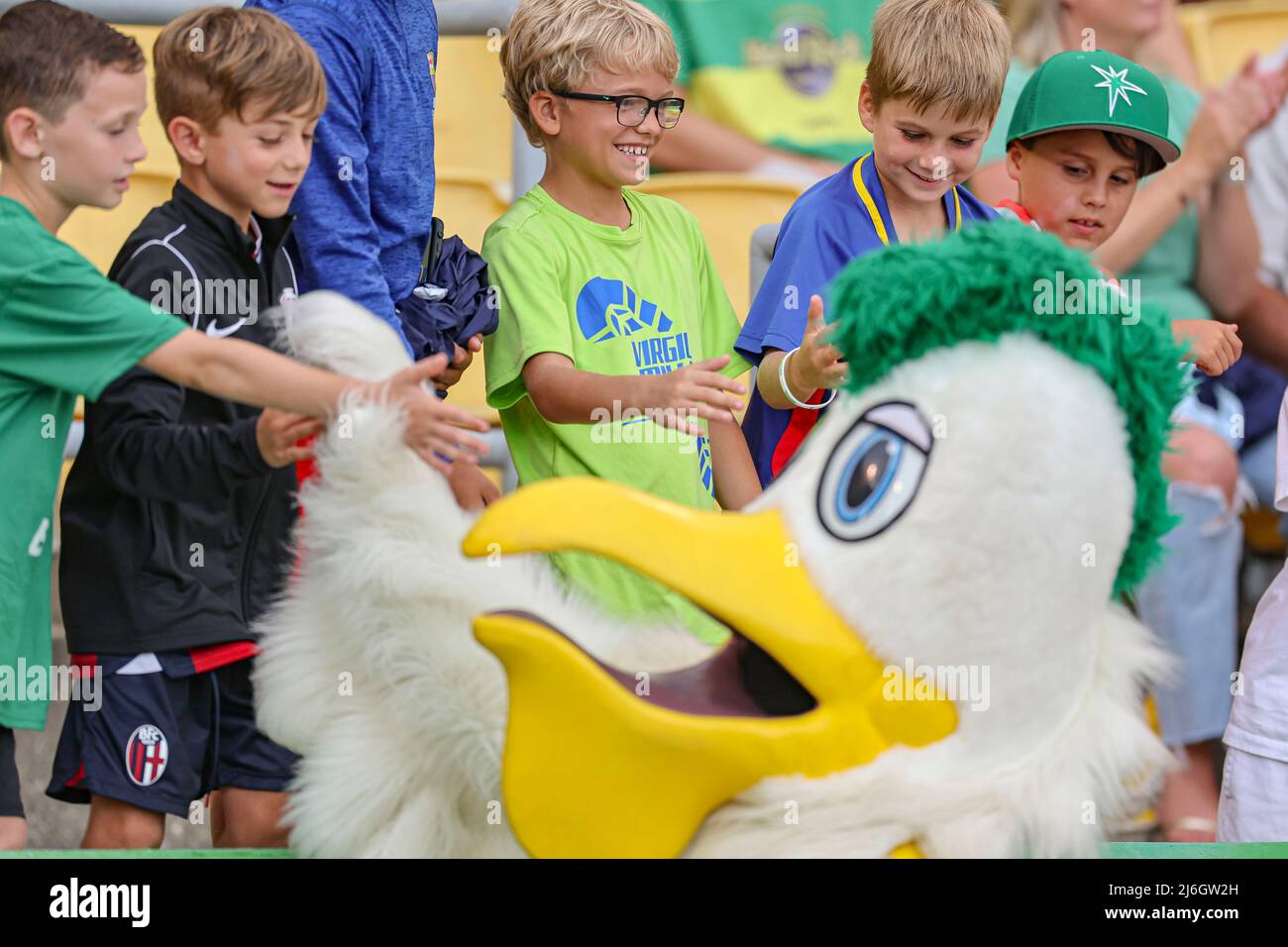 Saint-Pétersbourg, Floride : les jeunes fans apprécient de voir la mascotte des truands de Tampa Bay Pete lors d'un match de football USL contre le San Diego Loyal FC, samedi, avril Banque D'Images