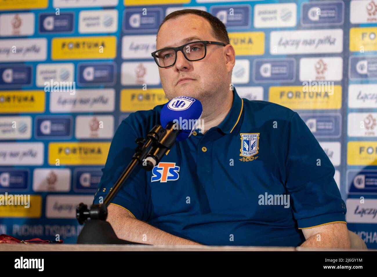 Maciej Henszel, responsable des médias de Lech Poznan, vu lors de la conférence de presse avant le match final de la coupe polonaise Fortuna entre Lech Poznan et Rakow Czestochowa au stade national PGE. Banque D'Images