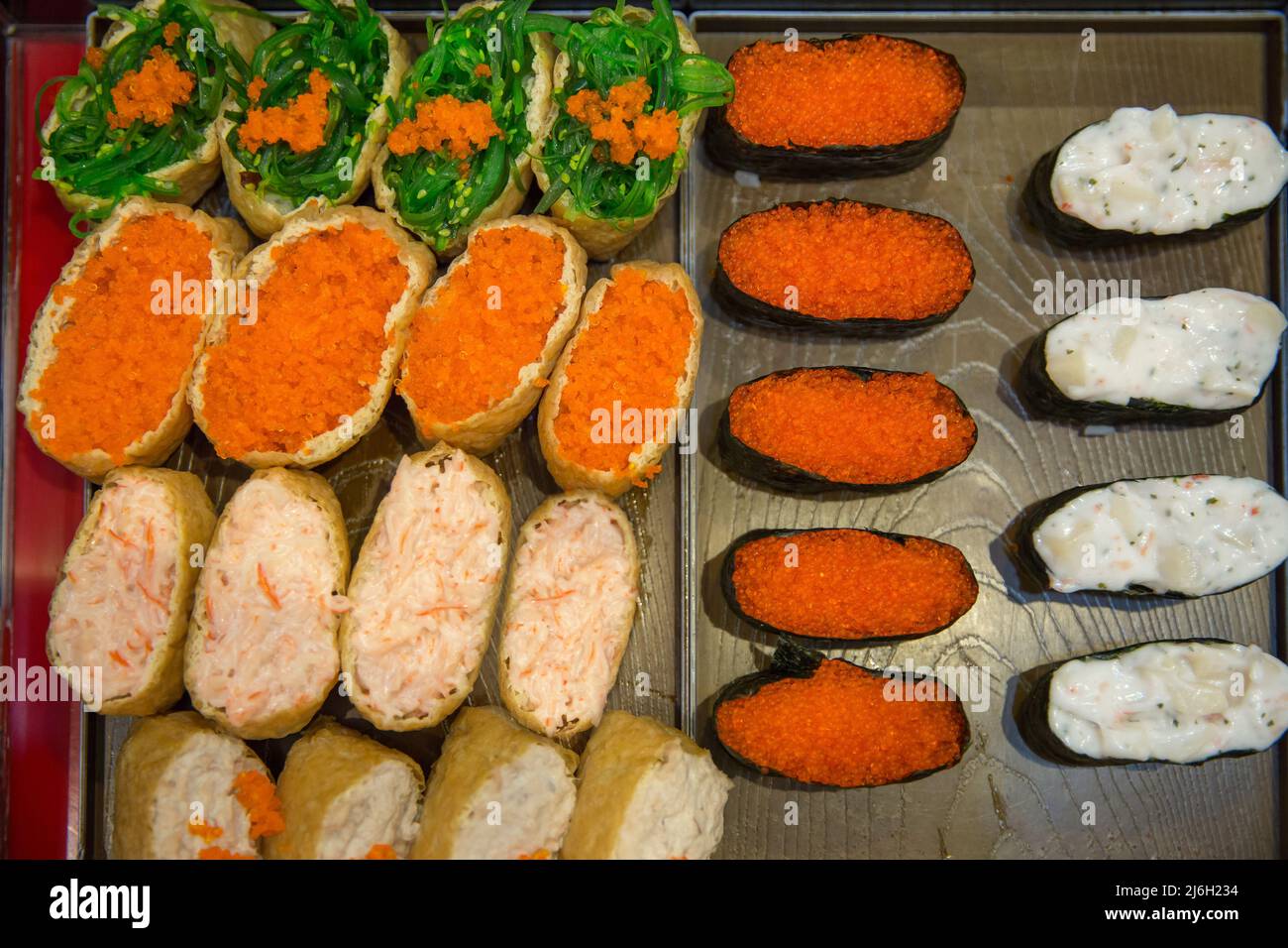 Vue de dessus des sushis japonais, des sushis avec œufs de crevettes et de la mayonnaise Banque D'Images