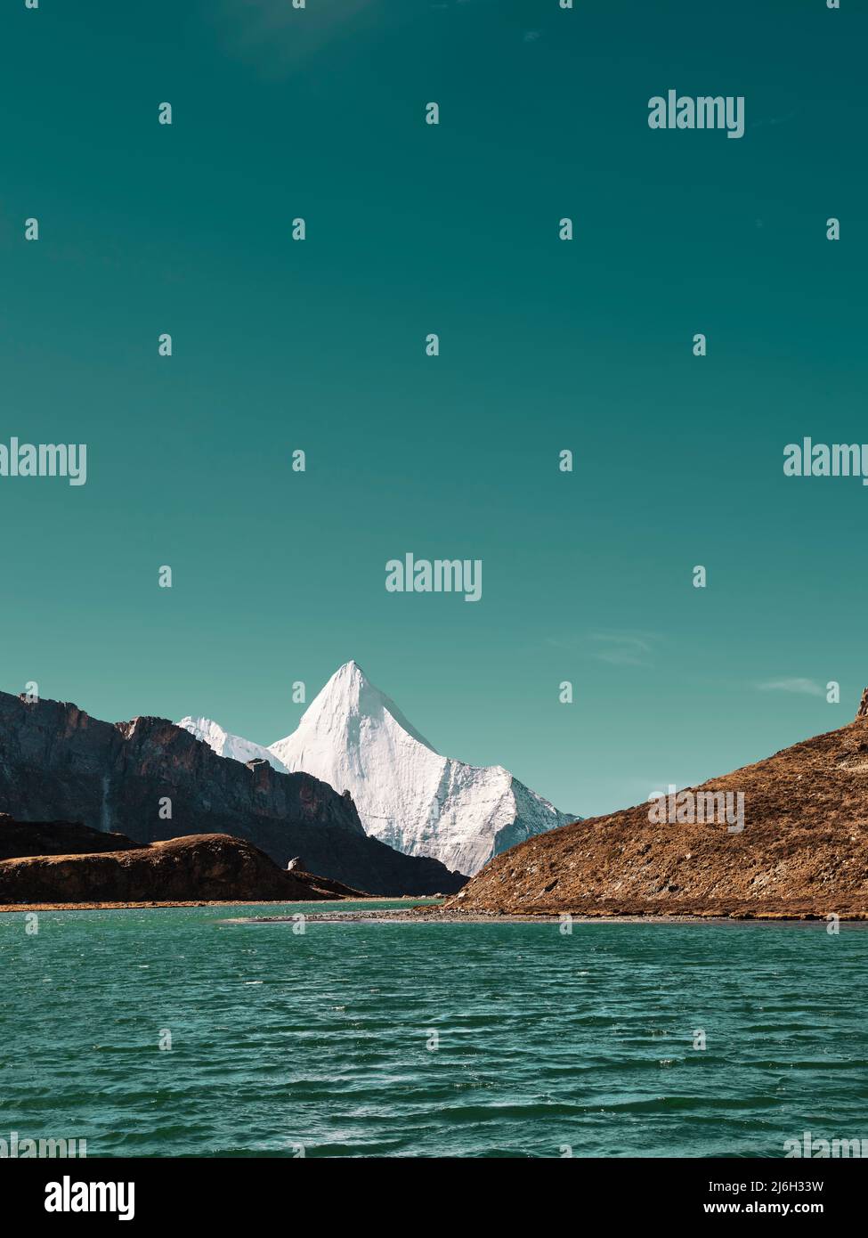le mont yangmaiyong (ou jampayang en langue tibétaine) et le lac boyongcuo sous le ciel bleu en yading, comté de daocheng, province du sichuan, chine Banque D'Images
