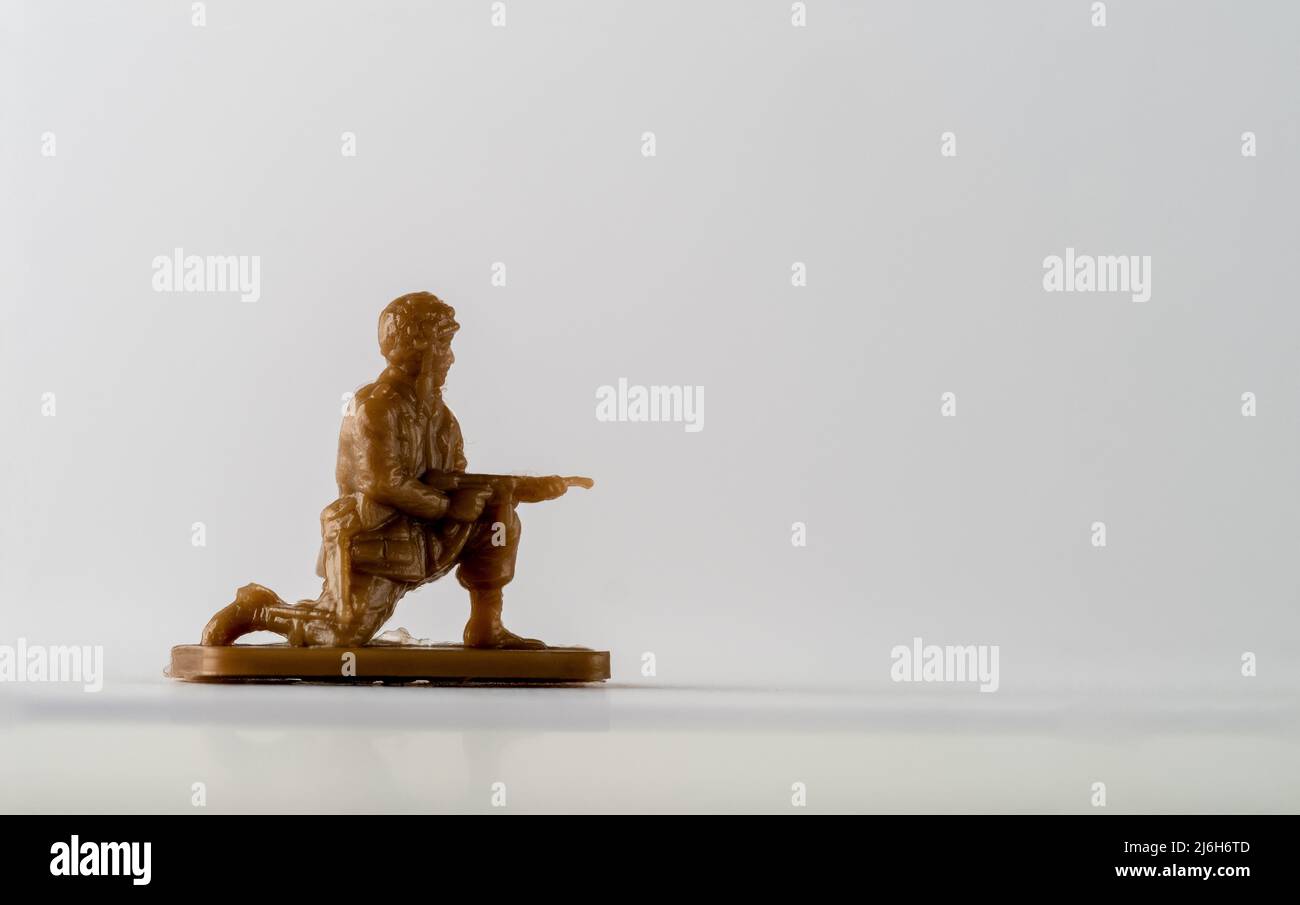 Brown Plastic Toy American Paratrooper en position ventrale avec le fusil à la hanche Banque D'Images