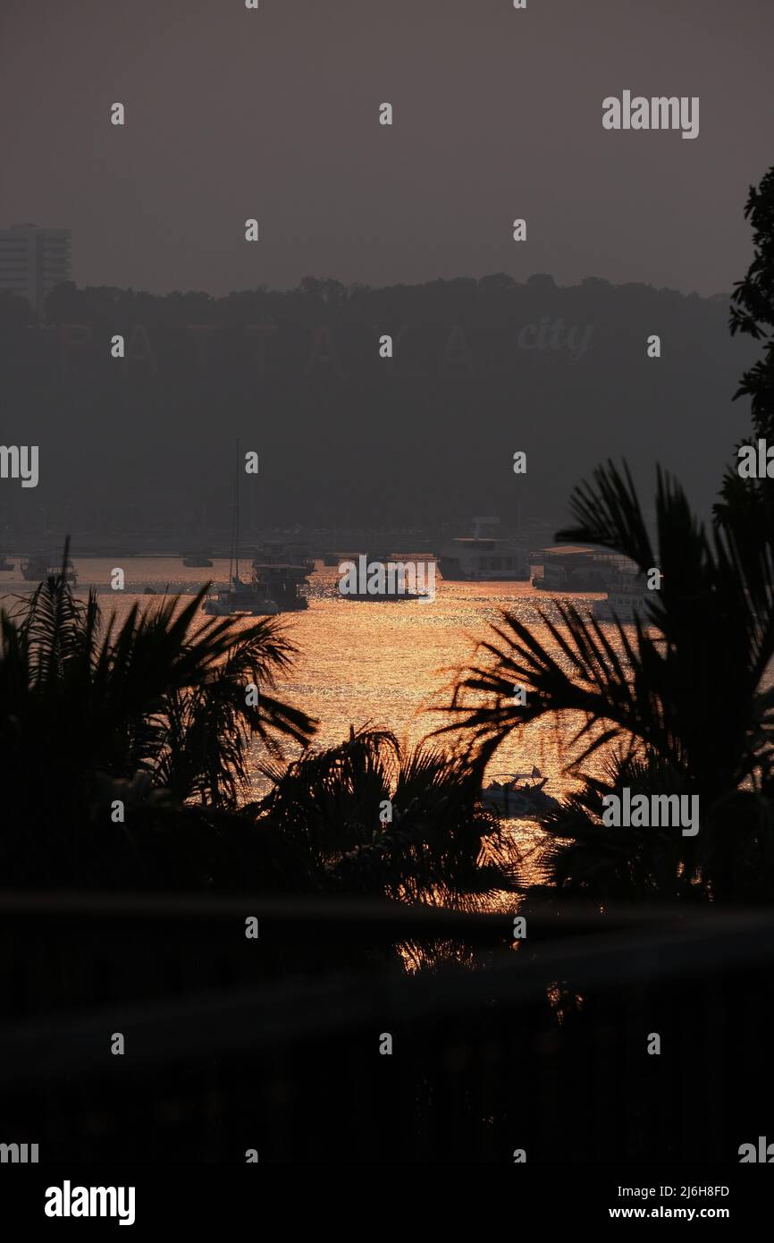 Vue sur la baie de Pattaya, Thaïlande, lumineuse et ensoleillée Banque D'Images