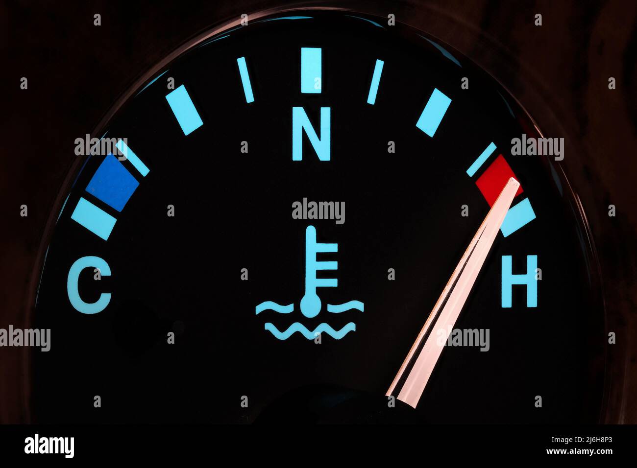 indicateur de température sur le tableau de bord de la voiture en mode nuit éclairé – chaud Banque D'Images