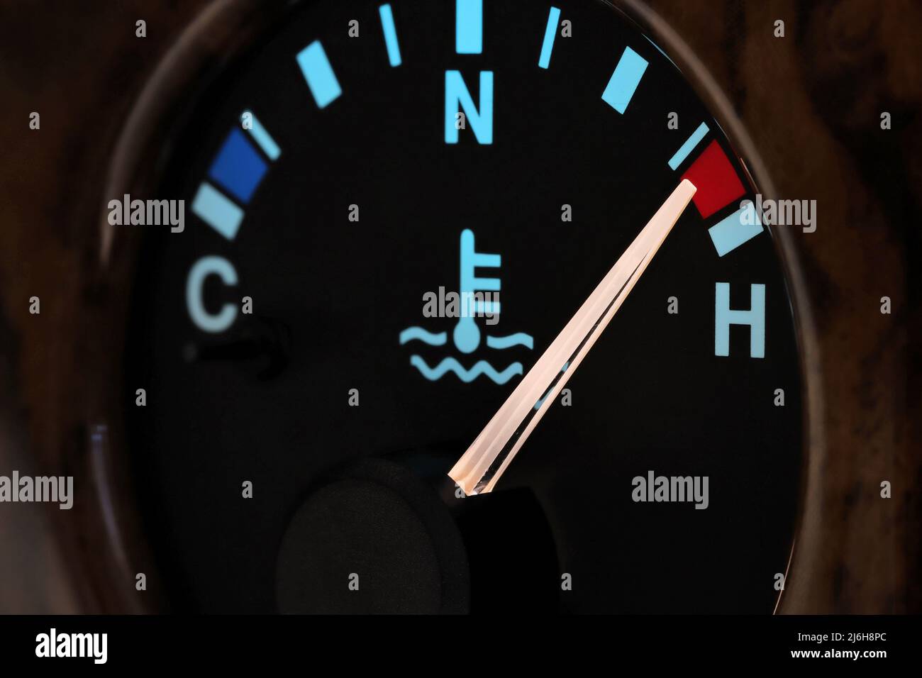 indicateur de température sur le tableau de bord de la voiture en mode nuit éclairé – chaud Banque D'Images