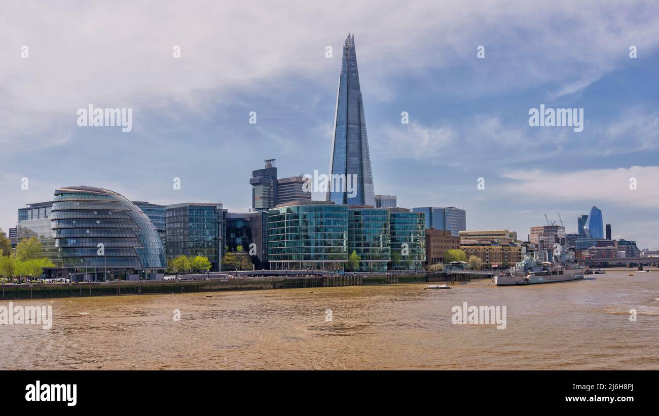 Londres, Royaume-Uni - 20 avril 2022 : rive sud de la Tamise à Londres, avec le bâtiment GLA, le Shard de verre et le HMS Belfast. Banque D'Images