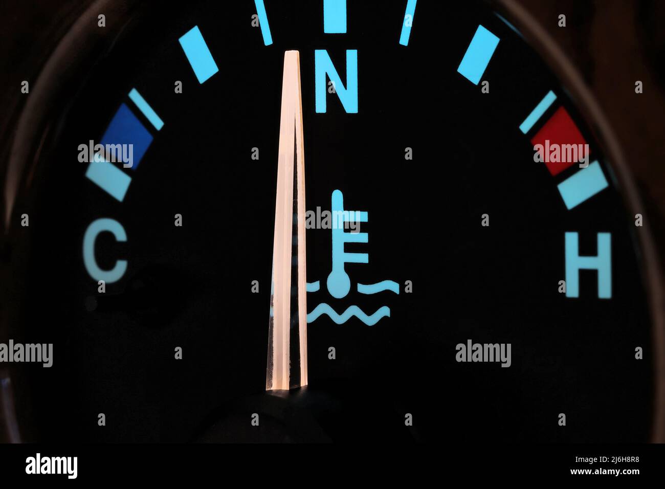 indicateur de température à la température de fonctionnement normale sur le tableau de bord de la voiture en mode nuit éclairé Banque D'Images