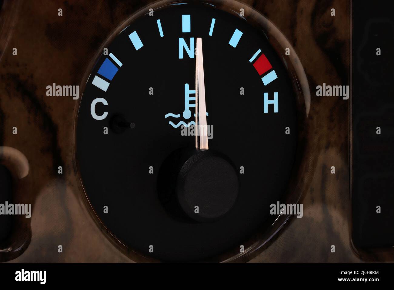 indicateur de température à la température de fonctionnement normale sur le tableau de bord de la voiture en mode nuit éclairé Banque D'Images