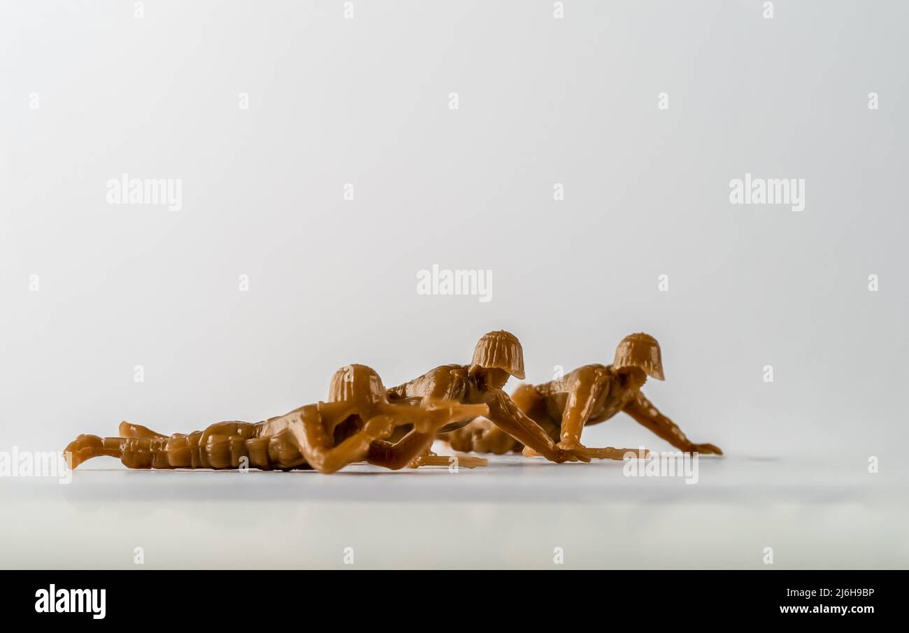 Sélection de focus Ukraine russie jeu de guerre conflit jouet soldats dans le camo brun couché Banque D'Images