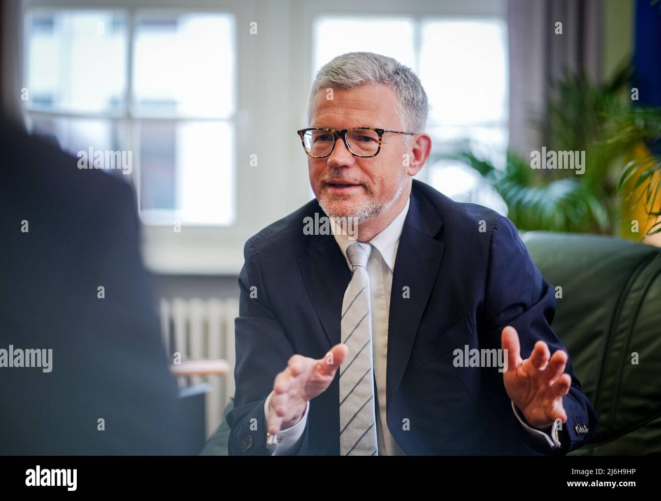 27 avril 2022, Berlin: Andrij Melnyk, ambassadeur d'Ukraine en Allemagne, s'entretient avec des journalistes de la Deutsche presse-Agentur dans son bureau dans le bâtiment de l'ambassade. Photo : Kay Nietfeld/dpa Banque D'Images