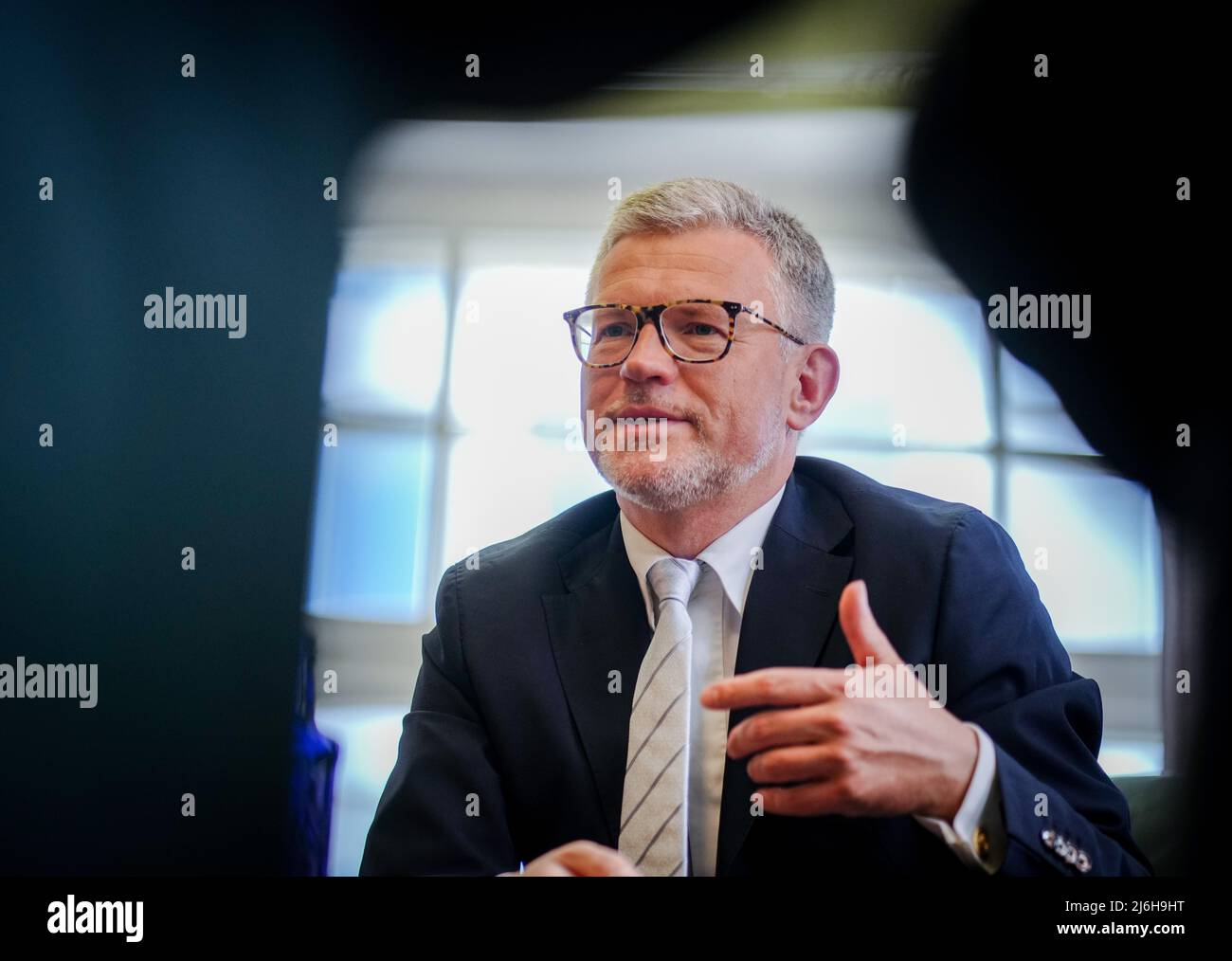 27 avril 2022, Berlin: Andrij Melnyk, ambassadeur d'Ukraine en Allemagne, s'entretient avec des journalistes de la Deutsche presse-Agentur dans son bureau dans le bâtiment de l'ambassade. Photo : Kay Nietfeld/dpa Banque D'Images