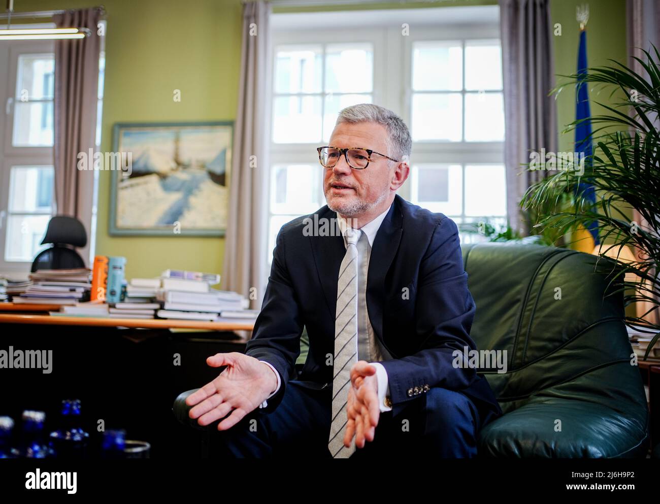 27 avril 2022, Berlin: Andrij Melnyk, ambassadeur d'Ukraine en Allemagne, s'entretient avec des journalistes de la Deutsche presse-Agentur dans son bureau dans le bâtiment de l'ambassade. Photo : Kay Nietfeld/dpa Banque D'Images