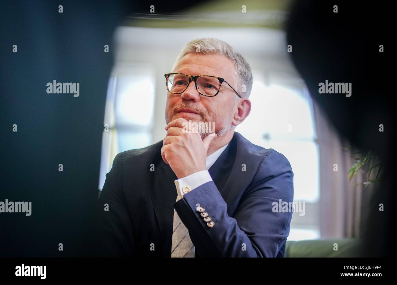 27 avril 2022, Berlin: Andrij Melnyk, ambassadeur d'Ukraine en Allemagne, s'entretient avec des journalistes de la Deutsche presse-Agentur dans son bureau dans le bâtiment de l'ambassade. Photo : Kay Nietfeld/dpa Banque D'Images