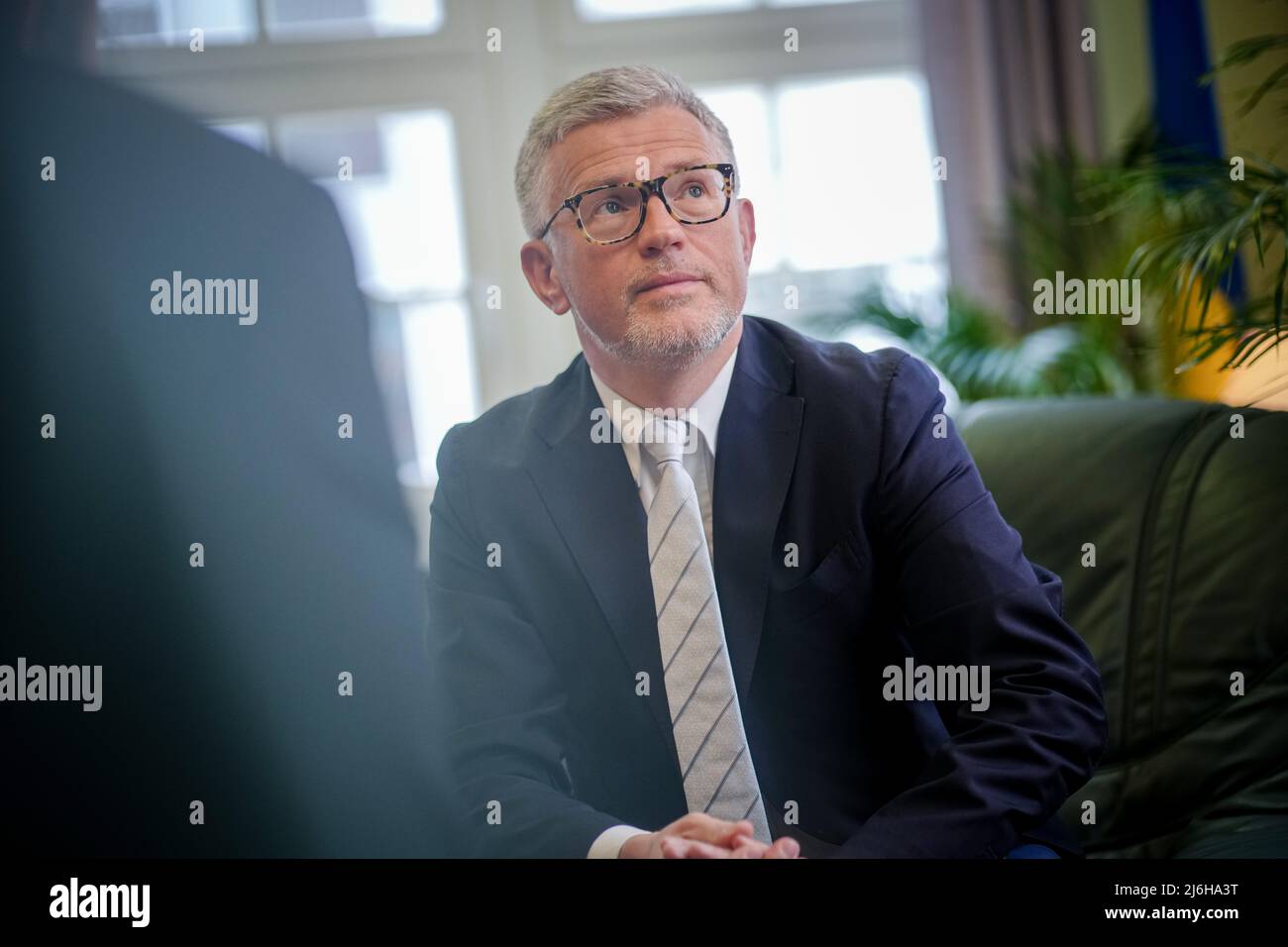 27 avril 2022, Berlin: Andrij Melnyk, ambassadeur d'Ukraine en Allemagne, s'entretient avec des journalistes de la Deutsche presse-Agentur dans son bureau dans le bâtiment de l'ambassade. Photo : Kay Nietfeld/dpa Banque D'Images