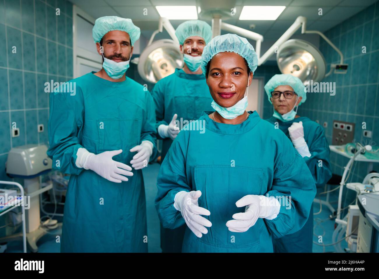 Portrait d'une équipe réussie de chirurgien debout dans la salle d'opération, prêt à travailler Banque D'Images Portrait d'une équipe réussie de chirurgien debout dans la salle d'opération, prêt à travailler Banque D'Images