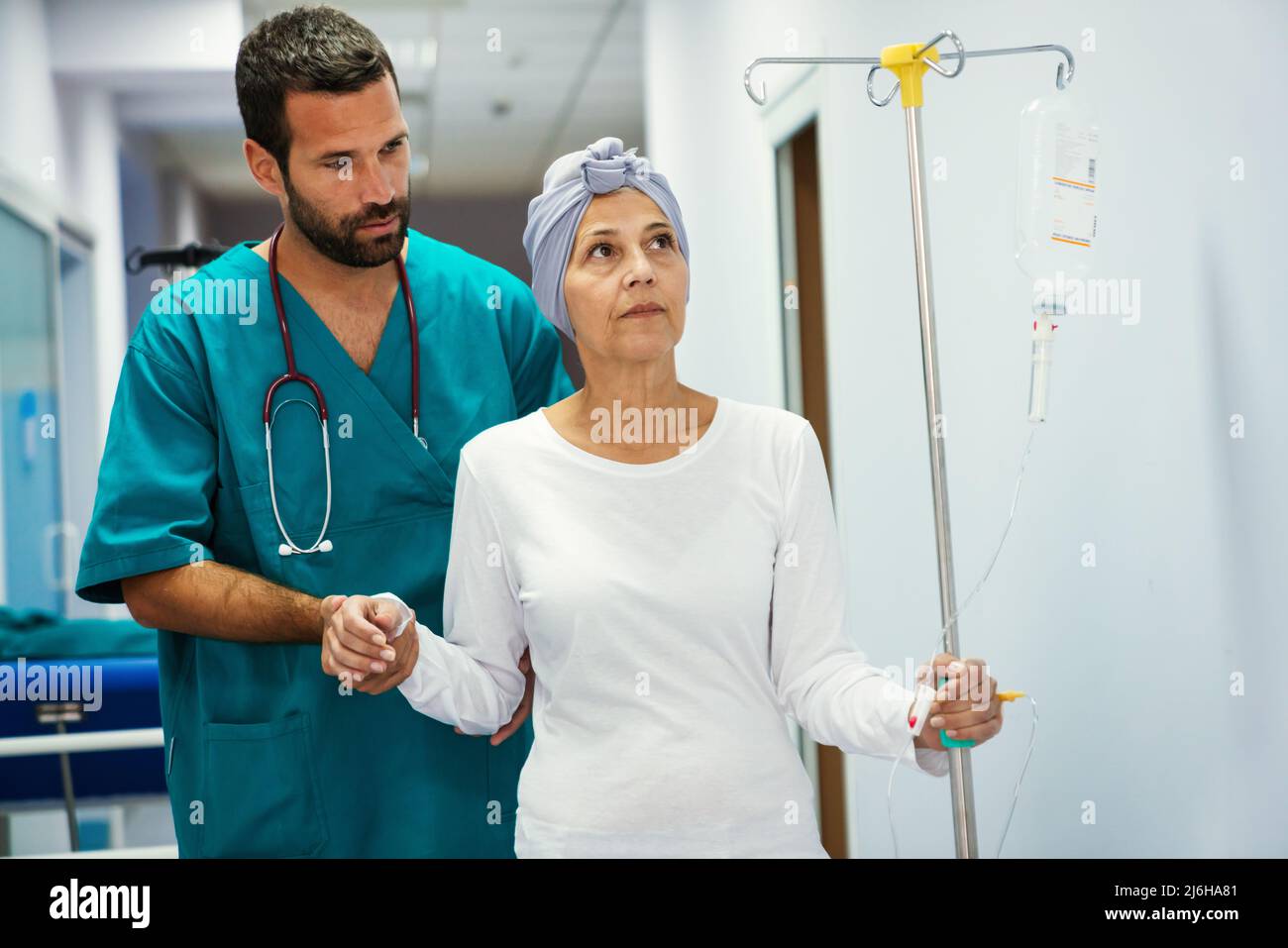 Femme atteinte d'un cancer pendant la chimiothérapie après une maladie à l'hôpital Banque D'Images