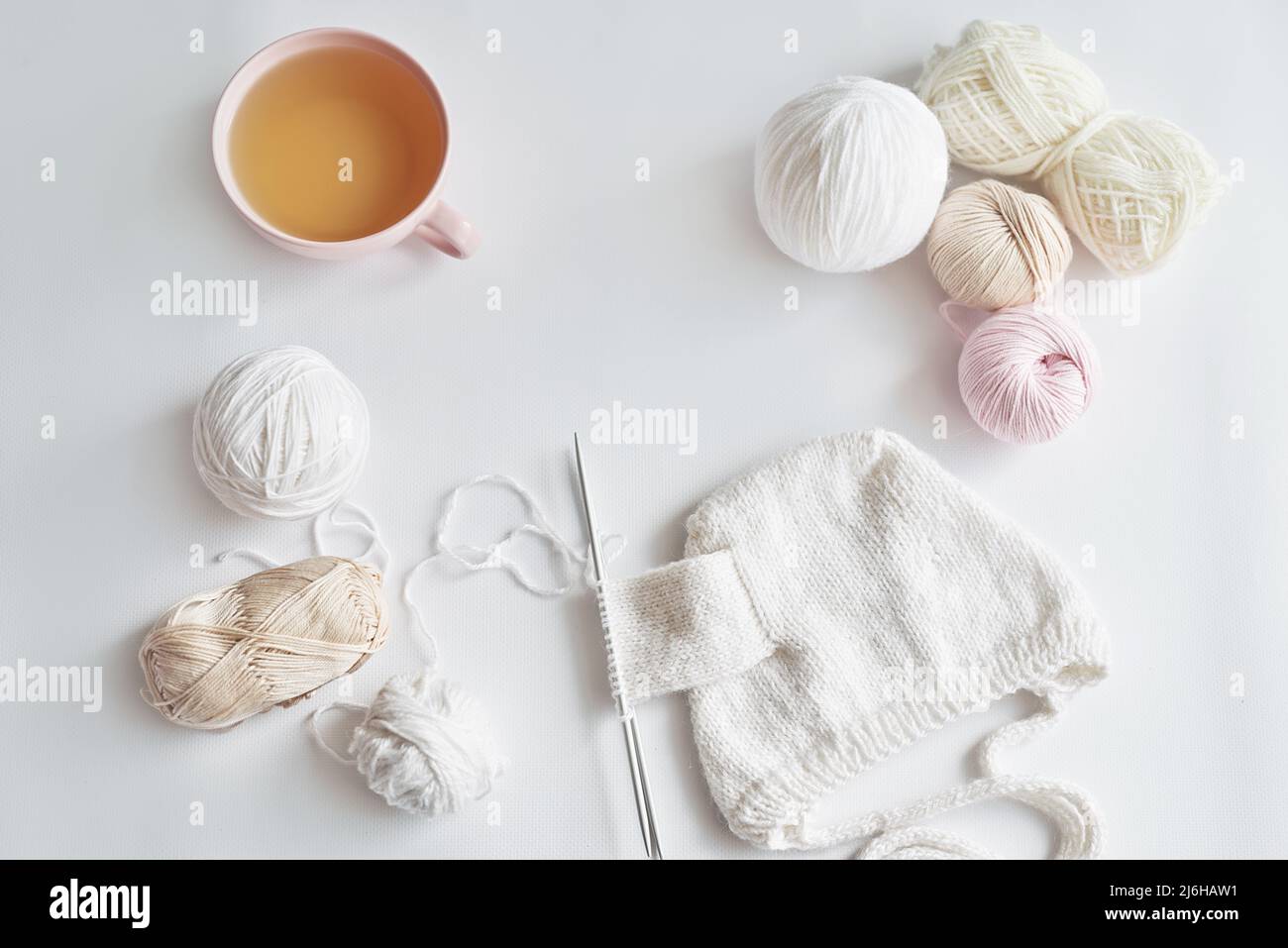 Processus de tricotage de chapeau de bébé. Skeins de fils, aiguilles de  tricotage, accessoires de tricotage. Fait main, passe-temps Photo Stock -  Alamy