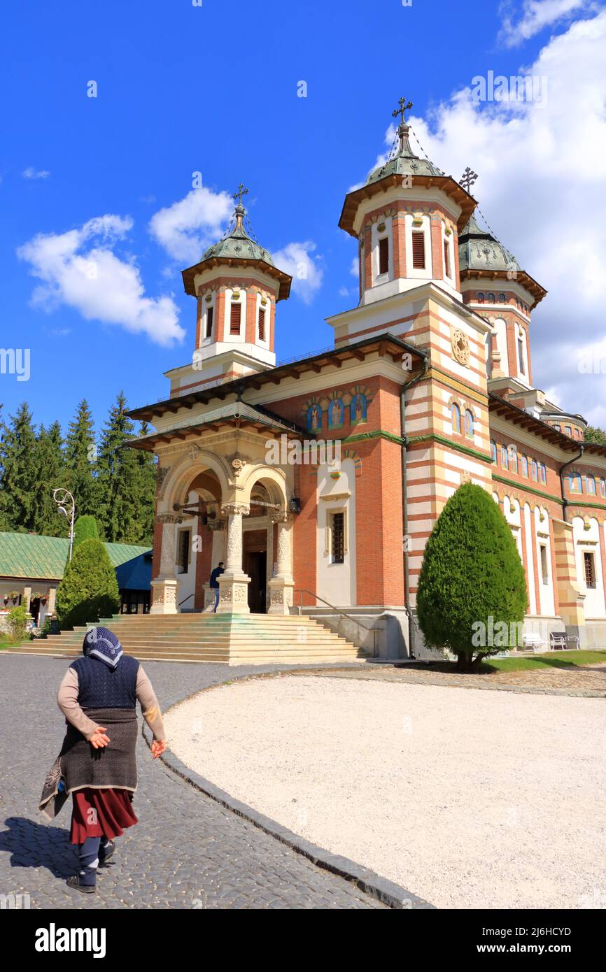 Septembre 12 2021 - Sinaia en Roumanie : Monastère de Sinaia, construit en 1695, Vallée de Prahova, et nommé d'après le Mont Sinaï. Paysage religieux pittoresque Banque D'Images