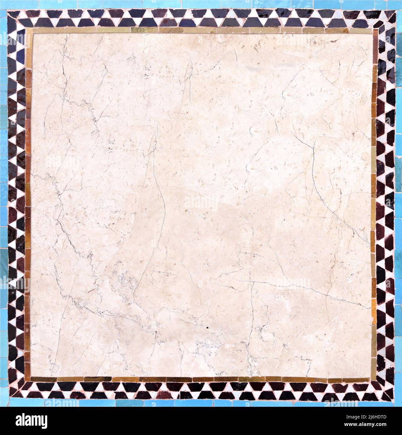 Détail de mur traditionnel persan mosaïque avec ornement géométrique, Iran. Cadre carré avec carreaux de céramique bleu, cian, marron et blanc. Faux Banque D'Images