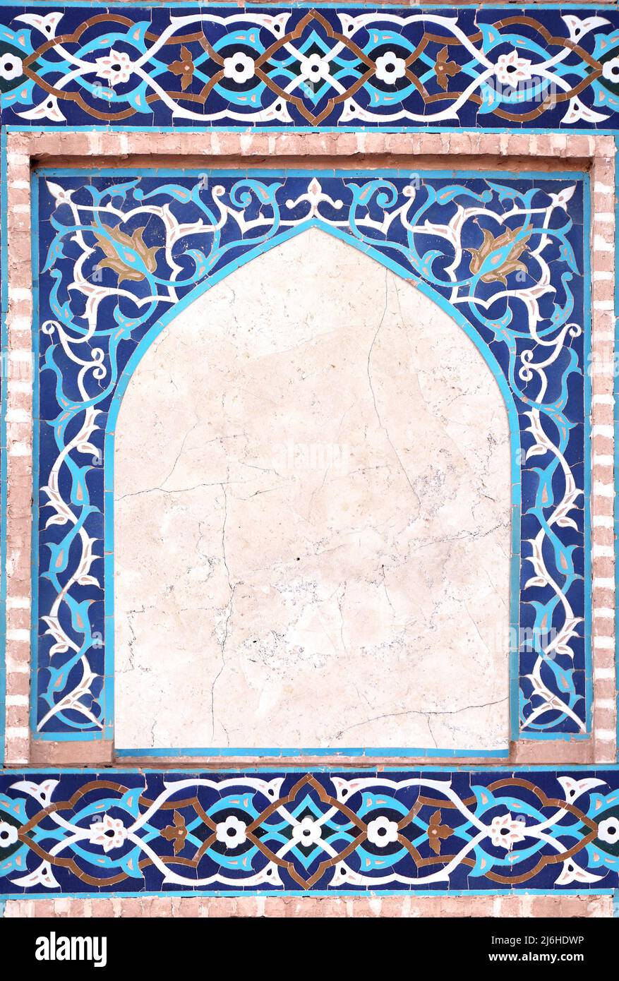 Détail de mur traditionnel persan mosaïque avec ornement géométrique et floral, Iran. Cadre vertical avec carreaux de céramique bleu, cian, marron et blanc Banque D'Images