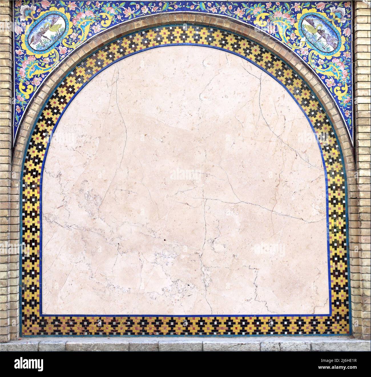 Détail de mur traditionnel persan mosaïque avec ornement géométrique et floral, palais Golestan, Téhéran, Iran. Cadre carré avec carreaux de céramique bleu, Banque D'Images