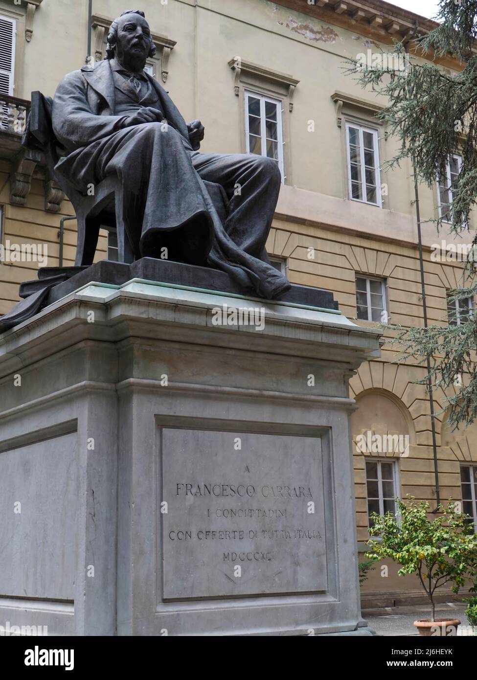 Statue de Francesco Carrara par le sculpteur Augusto Passaglia, Piazza Napoleone, Lucques, Toscane, Italie, Europe Banque D'Images