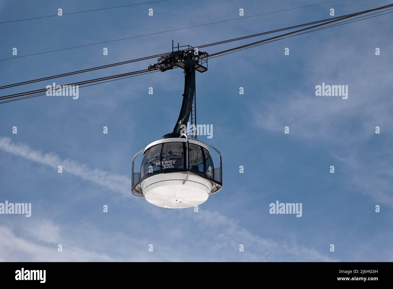 Une télécabine du téléphérique Skyway Monte Bianco vue du bas. Banque D'Images