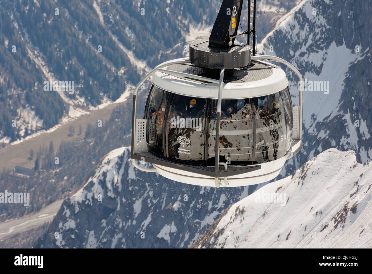 Une télécabine du téléphérique Skyway Monte Bianco vue du haut. Banque D'Images