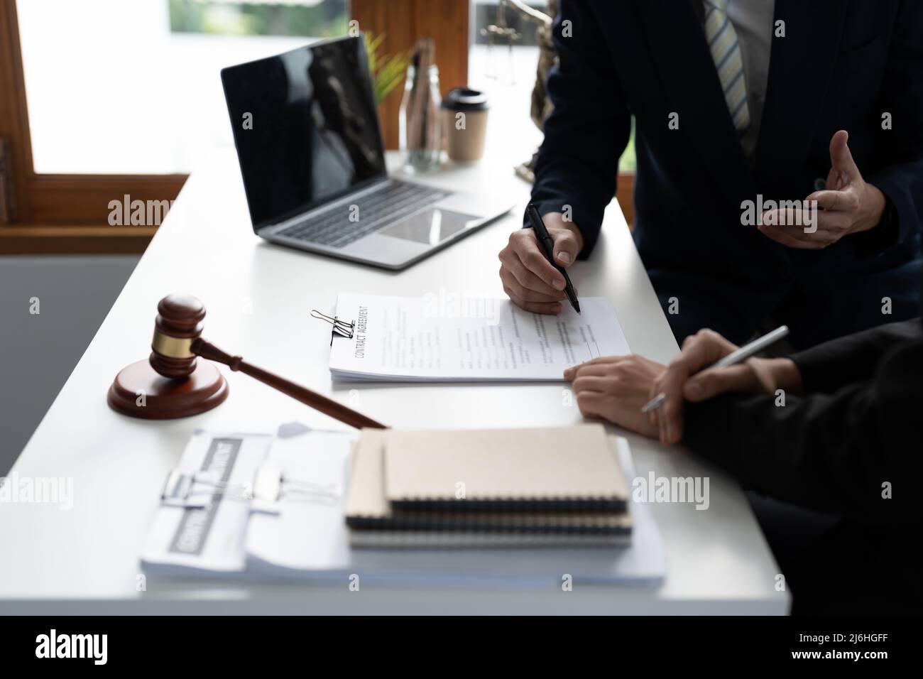 L'homme d'affaires et l'avocat discutent du document contractuel. Traité de la loi. Signer un contrat. Banque D'Images