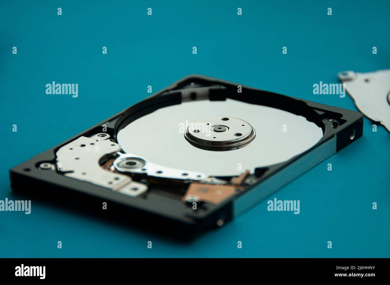 Gros plan de l'image abstraite de l'intérieur du disque dur sur fond bleu. Concept de données, de matériel et de technologie de l'information. Copier l'espace Banque D'Images