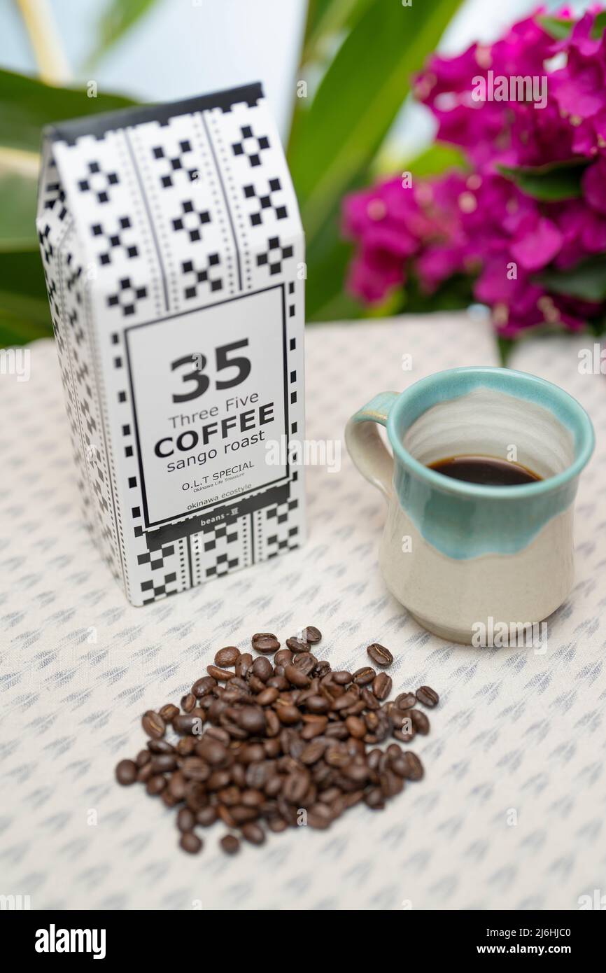 35 café (café Sango) qui est torréfié à l'aide de corail mort récupéré et de soutenir la reconstruction des récifs coralliens. Okinawa, Japon Banque D'Images
