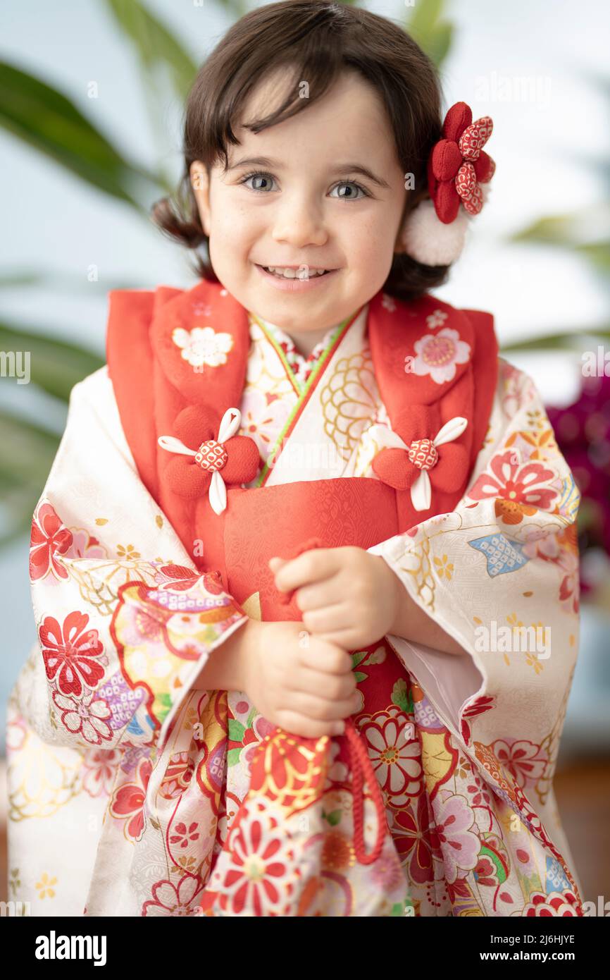 Fille de 3 ans dans le Shichi-Go-San traditionnel (fille japonaise de race mixte) Banque D'Images