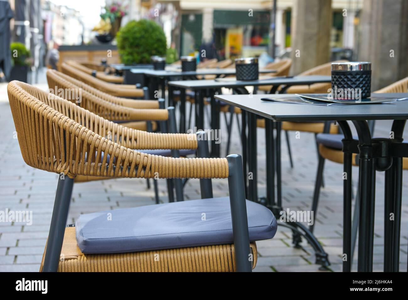 Chaises et tables vides dans un café de rue de la ville, gastronomie urbaine en plein air, concentration sélectionnée, profondeur de champ étroite Banque D'Images