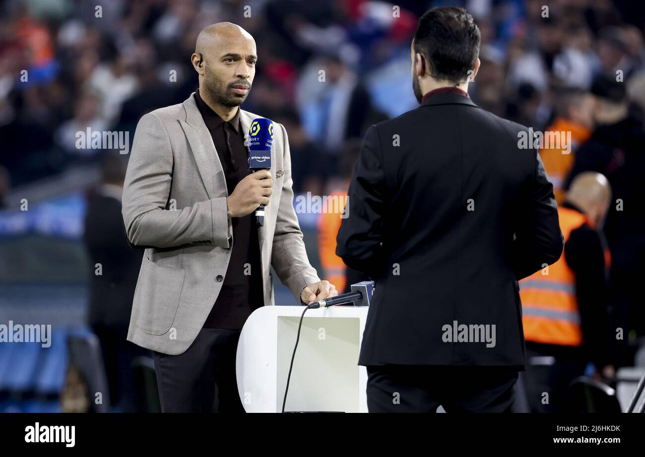 Thierry Henry commente Amazon Prime Video le championnat de France Ligue 1  rencontre de football entre l'Olympique de Marseille (OM) et l'Olympique  Lyonnais (OL, Lyon) le 1 mai 2022 au Stade vélodrome