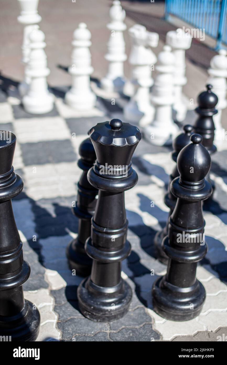 Gros plan sur les grandes pièces et le plateau d'échecs géant des échecs de rue dans le parc Banque D'Images