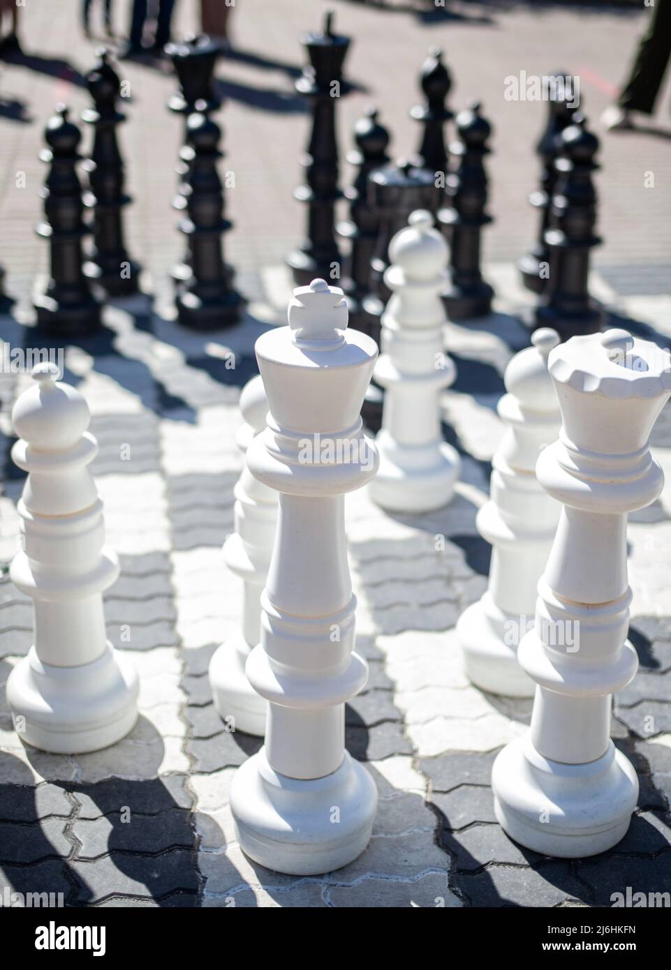 Gros plan sur les grandes pièces et le plateau d'échecs géant des échecs de rue dans le parc Banque D'Images