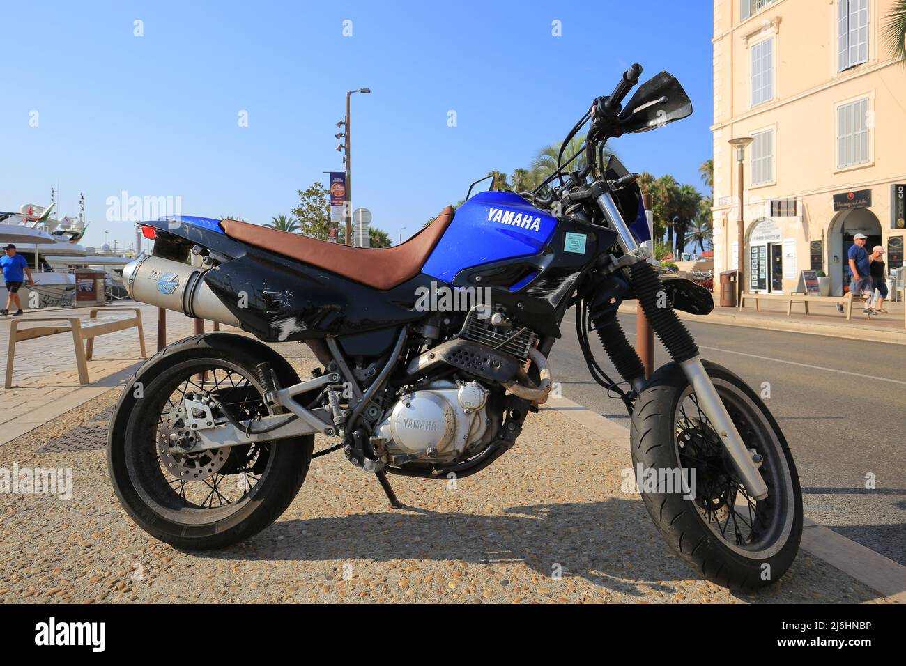 Motard Yamaha sur la rue Banque D'Images