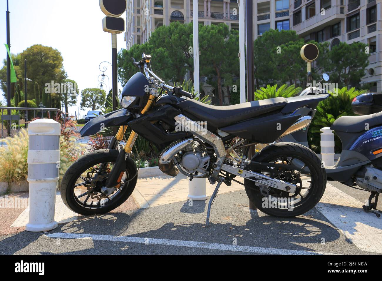 Moto noire sur la rue Banque D'Images