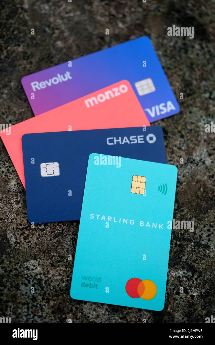 Cartes de débit Starling Bank, Chase, Monzo et Revolut. Banques numériques uniquement (virtuelles). Concept pour la concurrence en fintech. Stafford, Royaume-Uni, mai 2 Banque D'Images