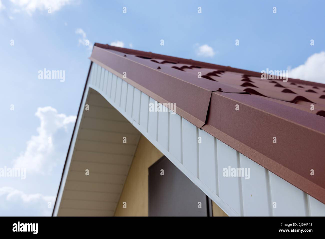 Types modernes de matériaux de toiture tôles de toit Banque D'Images