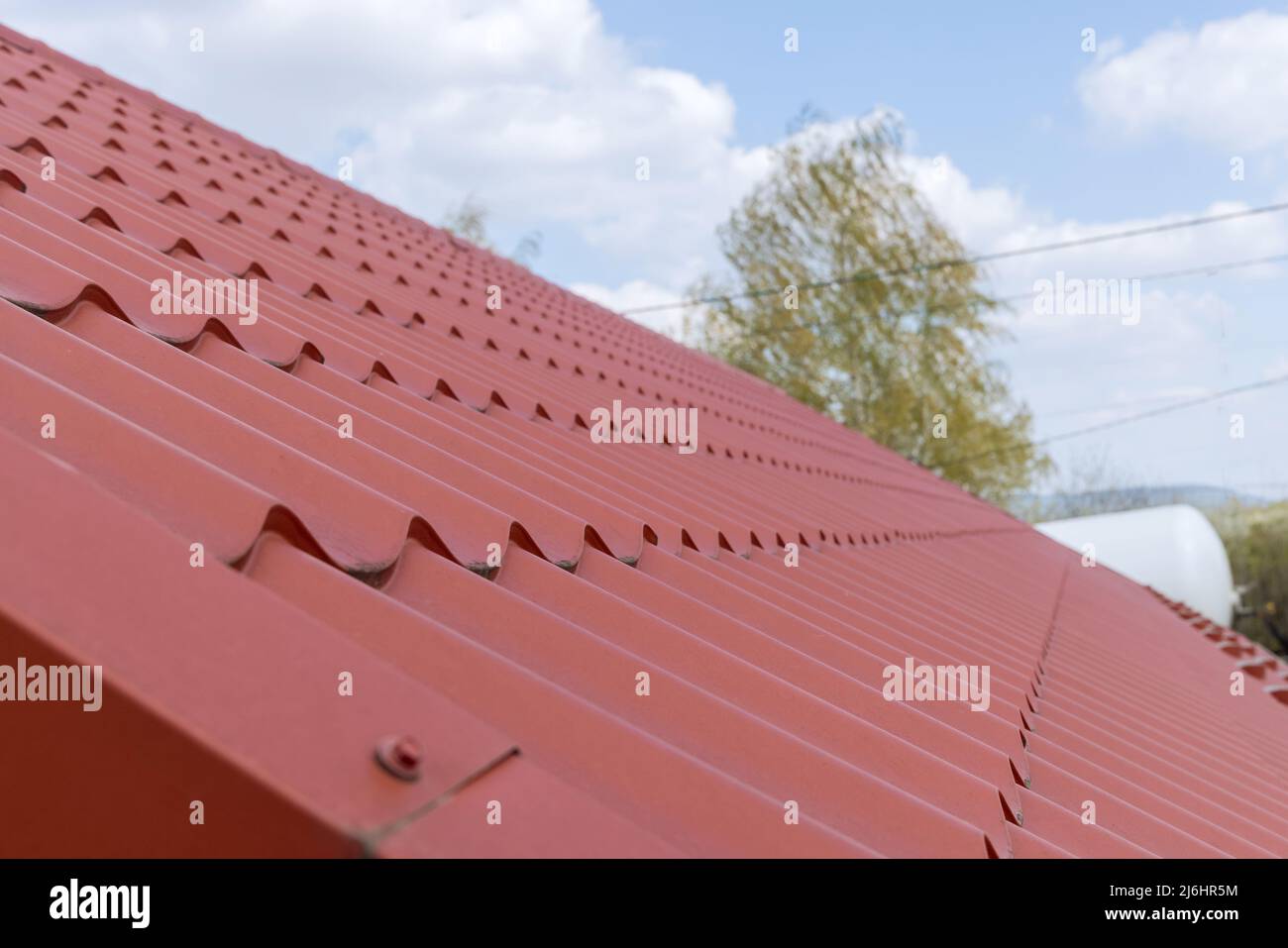 Types modernes de matériaux de toiture tuiles de tôle rouge de toit Banque D'Images