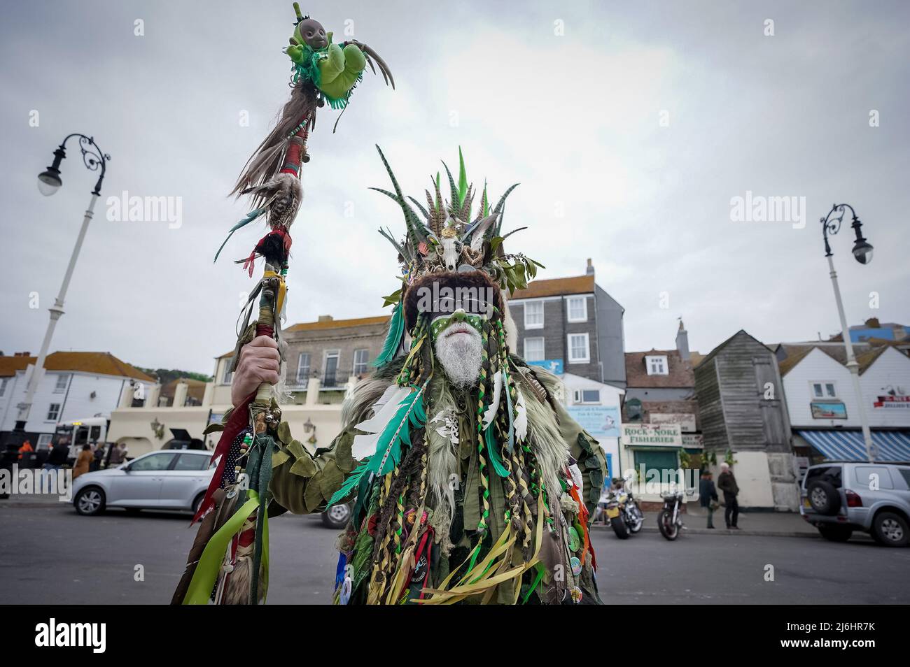 Hastings, Royaume-Uni. 2nd mai 2022. Hastings traditionnel  Jack-in-the-Green voit un Jack géant couvert de feuillage libéré pour mener  une procession à travers la vieille ville jusqu'à la colline de l'Ouest où  il