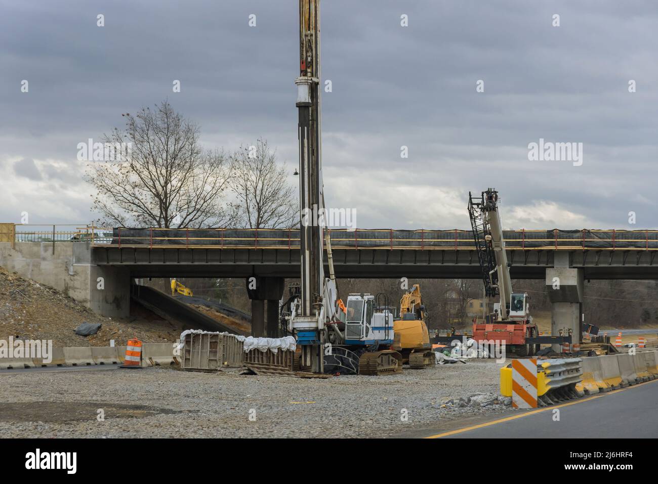 En cours de rénovation de la reconstruction du pont routier sur l'autoroute américaine Banque D'Images