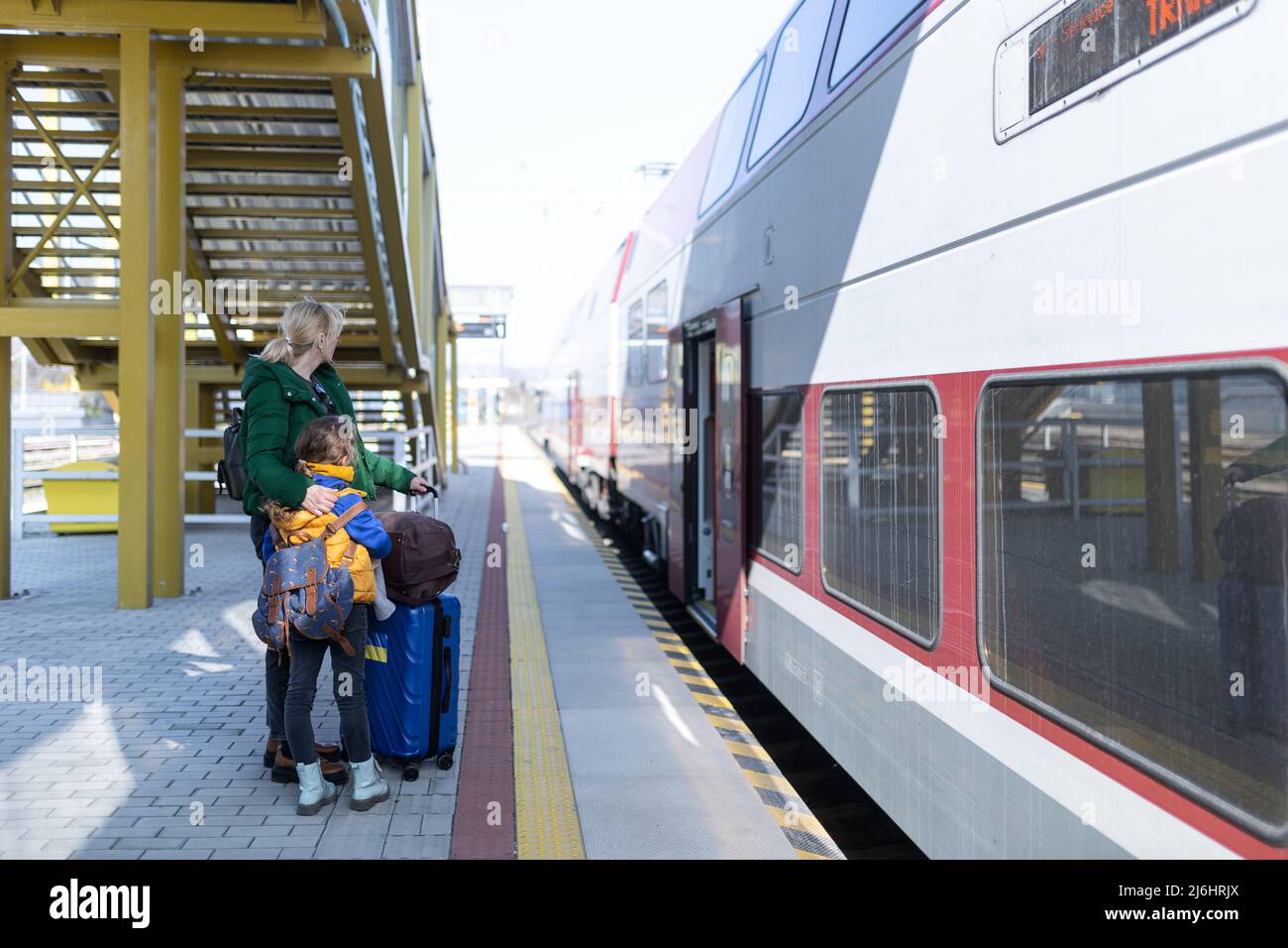 Famille d'immigrants ukrainiens avec bagages à la gare, concept de guerre ukrainien. Banque D'Images