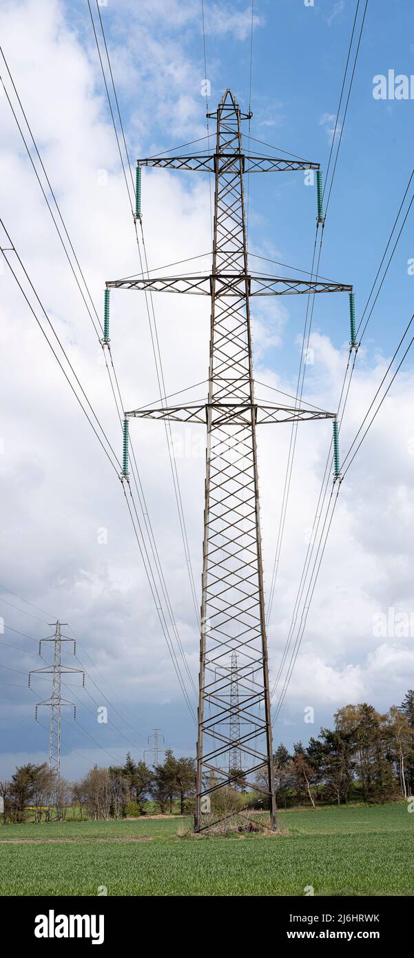 Pôle haute tension sur un champ vert, Danemark, 1 mai 2022 Banque D'Images